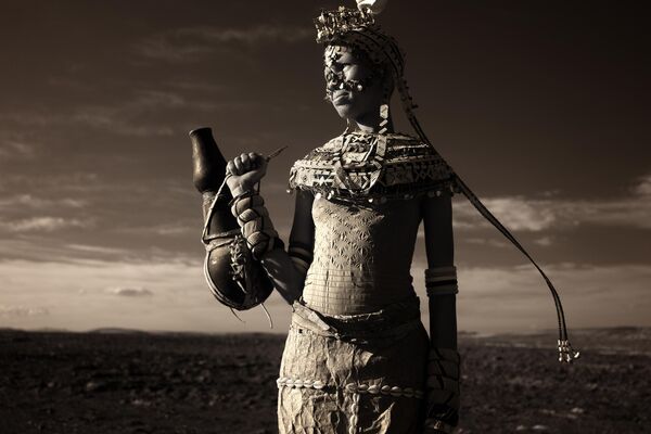 La ganadora del premio principal es la fotógrafa estadounidense Piper Mackay con su imagen tomada en el norte de Kenia.Sus retratos de mujeres africanas son exquisitos en sus detalles. Así, en la foto se ve una chica Rendile, vestida con un traje tradicional, está cubierta adornos, símbolo de su preparación para el matrimonio y para atraer a un marido.La artista adopta el inusual enfoque de hacer fotos en el espectro infrarrojos. - Sputnik Mundo