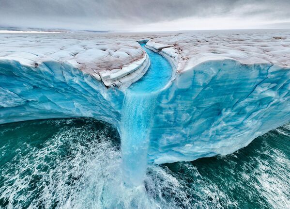 Los impresionantes paisajes de la artista israelí Roie Galitz de la capa de hielo Brasvellbreen en Svalbard (Noruega), tomados desde diferentes puntos de vista y perspectivas, apuntan a la cuestión del cambio climático y los glaciares.La imagen ganó en la categoría de paisaje, clima y agua del planeta Tierra. - Sputnik Mundo