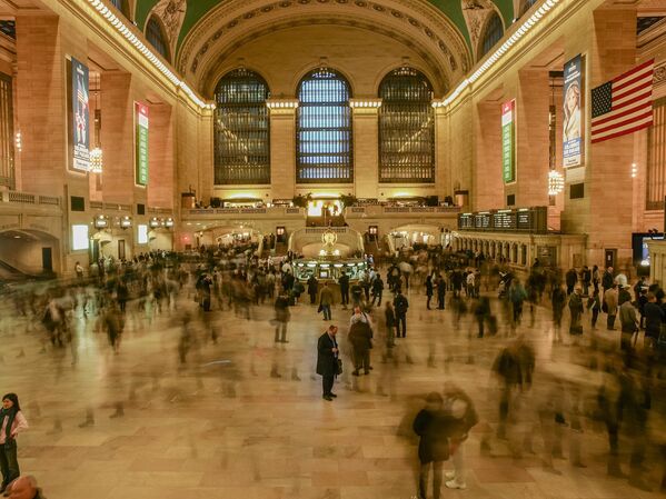 Un otro ganador en la sección de Talento emergente es Gilberto Costa, de Portugal. Su obra fue tomada en la Gran Estación Central de Nueva York.Así, el artista capta el ritmo incesante de los pasajeros que salen y entran de la estación. - Sputnik Mundo