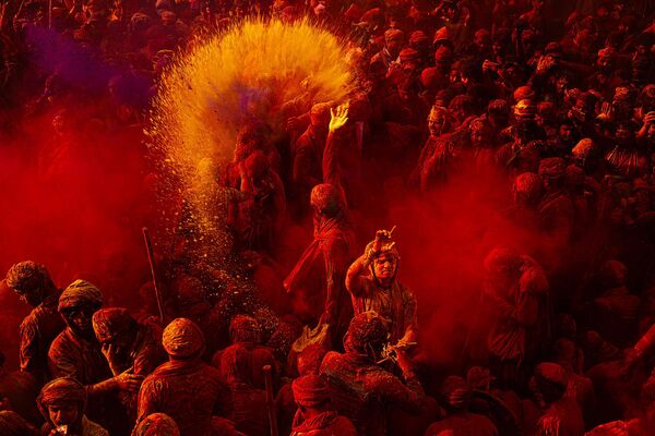 Como finalista para la nominación de foto única: festivales y celebraciones fue cualificado Tittu Shaji Thomas, de la India.La foto cuenta cómo transcurre el festival de Holi en Mathura, Uttar Pradesh, sobre todo, destaca la esencia de esta celebración. - Sputnik Mundo