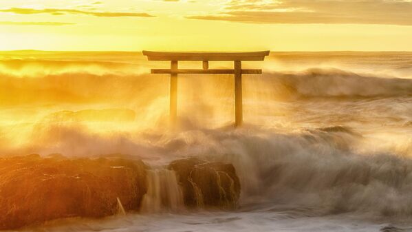 La obra del artista japonés Takahiro Gamou fue altamente elogiada en la categoría de paisaje, clima y agua del planeta Tierra.Esta foto fue tomada al amanecer, justo después de un tifón, cuando el mar estaba en su momento más turbulento. - Sputnik Mundo