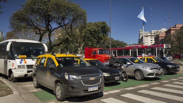 Autos y una moto en Buenos Aires - Sputnik Mundo