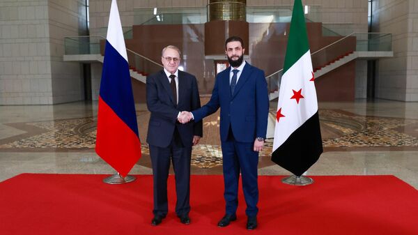 Mijaíl Bogdánov, viceministro de Exteriores ruso, y Ahmed Sharaa, jefe de la nueva Administración siria - Sputnik Mundo