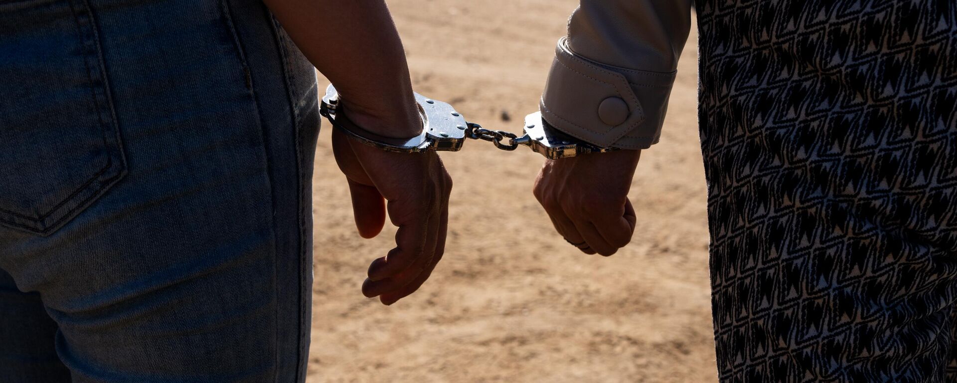 Migrantes indocumentados esposados (Imagen referencial) - Sputnik Mundo, 1920, 29.01.2025