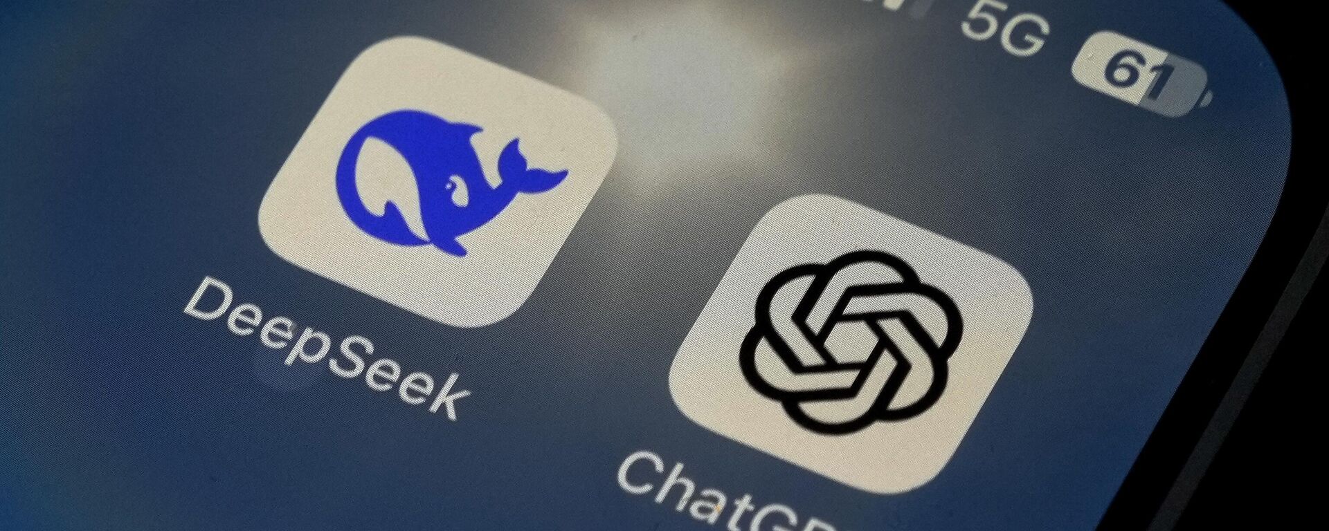 Los iconos de las aplicaciones DeepSeek y ChatGPT aparecen en la pantalla de un smartphone - Sputnik Mundo, 1920, 30.01.2025