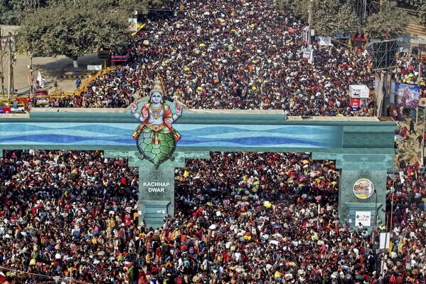 En 2025 el festival se llama Maha Kumbh Mela, una versión ampliada de Kumbh Mela, solo se celebra una vez cada 144 años, lo que lo hace aún más significativo para los fieles. - Sputnik Mundo