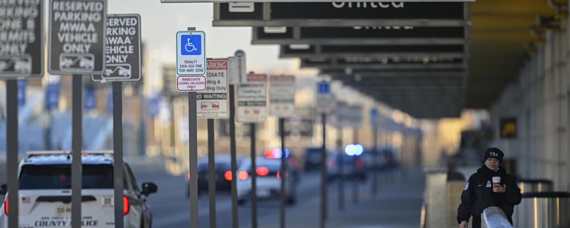 Funcionarios médicos llevan a cabo una operación de búsqueda y rescate en el avión de American Airlines en el agua tras colisionar en pleno vuelo con un helicóptero militar en Washington, D.C. Estados Unidos, el 30 de enero de 2025 - Sputnik Mundo, 1920, 30.01.2025