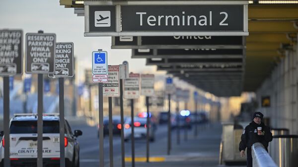 Funcionarios médicos llevan a cabo una operación de búsqueda y rescate en el avión de American Airlines en el agua tras colisionar en pleno vuelo con un helicóptero militar en Washington, D.C. Estados Unidos, el 30 de enero de 2025 - Sputnik Mundo