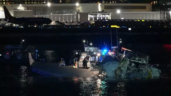 Labores de búsqueda y rescate tras el choque entre un avión de pasajeros y un helicóptero del ejército en Washington D.C.  - Sputnik Mundo