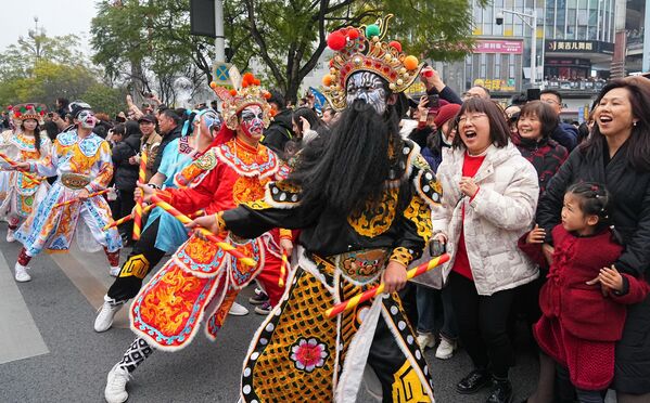 Hay muchos actos diferentes en las calles, como procesiones con disfraces, tambores y gongs, así como danzas de dragones y leones.En la foto: artistas de la Ópera Yingge de Shantou desfilan en las calles para celebrar el Festival de Primavera en la ciudad de Suining, en la provincia suroccidental china de Sichuan. - Sputnik Mundo