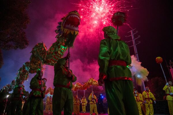 China comenzó a celebrar el comienzo del Año de la Serpiente el 29 de enero.En la foto: artistas folclóricos bailan la danza del dragón entre fuegos artificiales durante el desfile de la Fiesta de la Primavera en ciudad de Zunyi, provincia china de Guizhou. - Sputnik Mundo