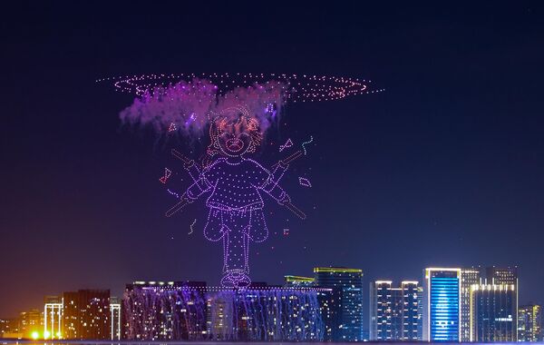 En la víspera del Año Nuevo, muchos chinos encienden fuegos artificiales y petardos con la esperanza de alejar toda desgracia y atraer la buena suerte en el nuevo año.En la foto: un espectáculo de drones ilumina el cielo nocturno en Shantou, provincia china de Guangdong. - Sputnik Mundo