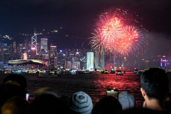 Fuegos artificiales alumbran el puerto Victoria en Hong Kong, China. - Sputnik Mundo
