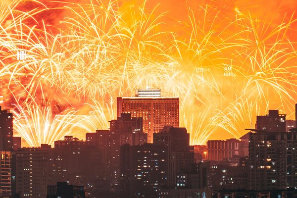 El show de fuegos artificiales sobre el río de las Perlas en Guangzhou, provincia china de Guangdong. - Sputnik Mundo