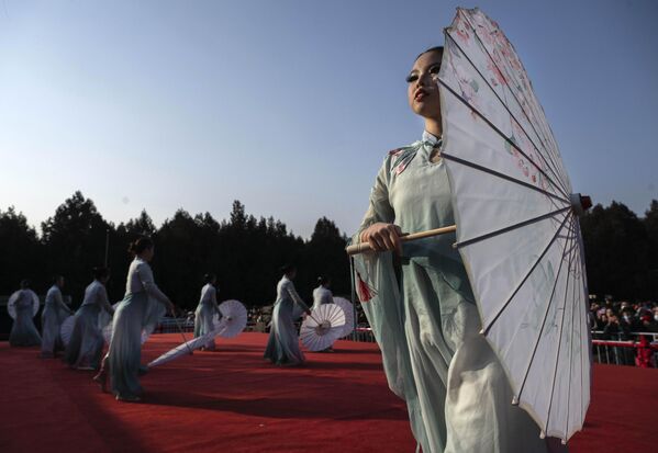 Bailarinas chinas participan en las celebraciones del Año Nuevo y la Fiesta de la Primavera en la feria del templo del parque Ditan en Pekín. - Sputnik Mundo