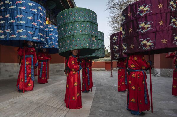 Artistas visten trajes que recuerdan a los de la dinastía Qing poco antes del desfile del Festival de Primavera. - Sputnik Mundo