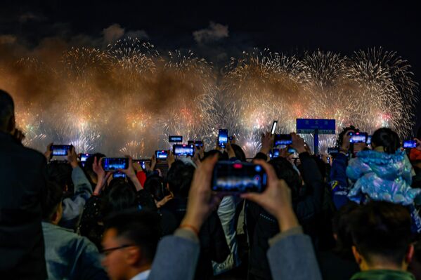 La ciudad de Shantou organizó impresionantes espectáculos de fuegos artificiales y drones para celebrar la Fiesta de la Primavera. - Sputnik Mundo