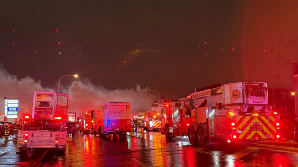 Equipos de emergencia operan en la zona en la que se estrelló el Learjet 55 en una zona urbana de Filadelfia. - Sputnik Mundo