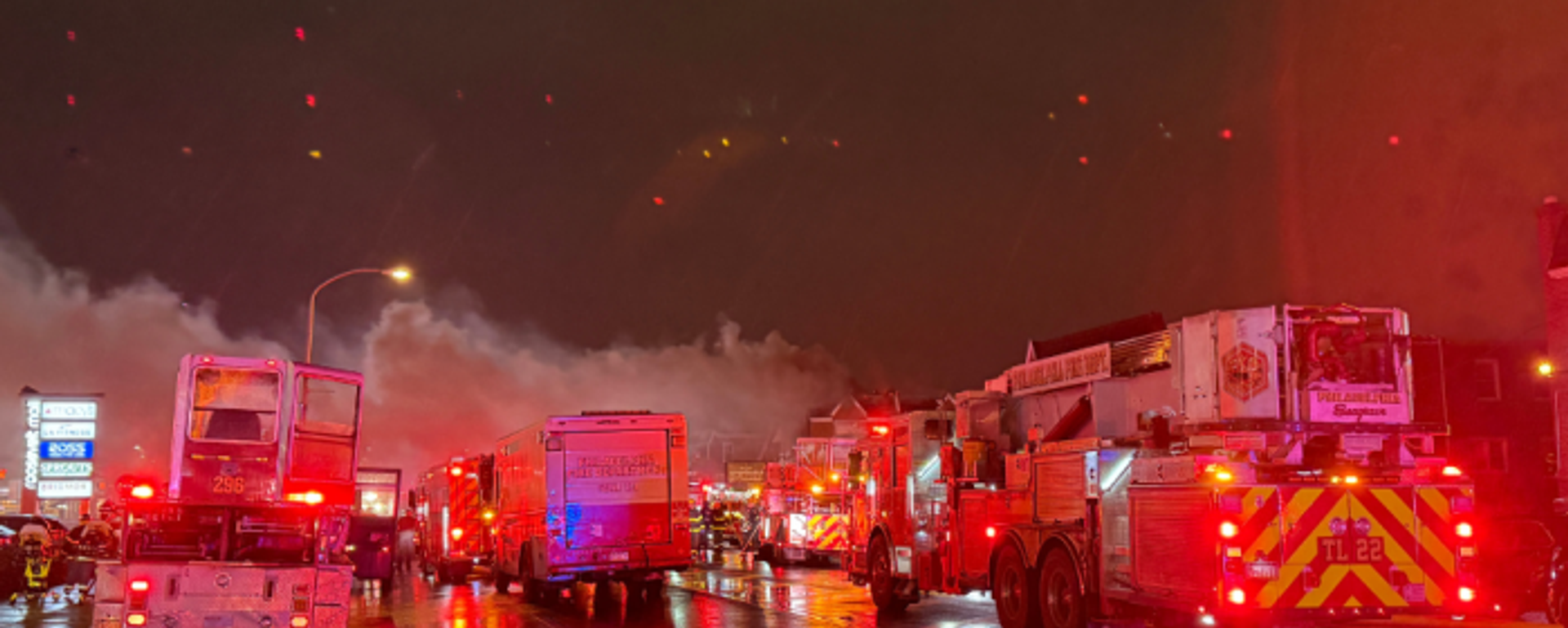 Equipos de emergencia operan en la zona en la que se estrelló el Learjet 55 en una zona urbana de Filadelfia. - Sputnik Mundo, 1920, 01.02.2025