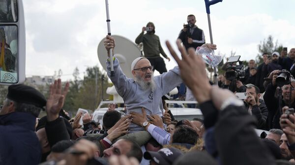 Presos palestinos son saludados al salir de un autobús de la Cruz Roja tras ser liberados de una prisión israelí tras un acuerdo de alto el fuego entre Israel y Hamás, en la ciudad cisjordana de Ramala, el sábado 1 de febrero de 2025. - Sputnik Mundo