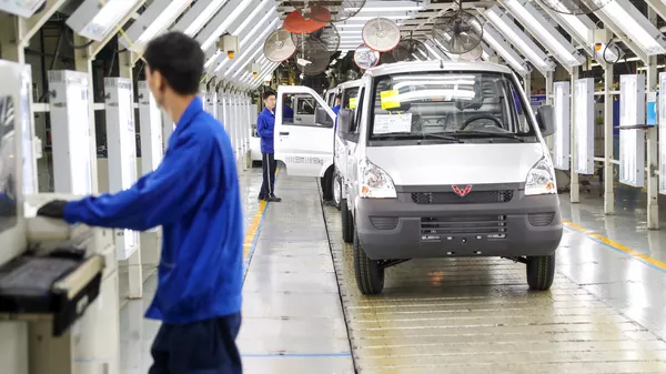 Vehículos salen de la línea de producción en la sucursal de SAIC-GM-Wuling Automobile en Qingdao, China, el 9 de mayo de 2024  - Sputnik Mundo