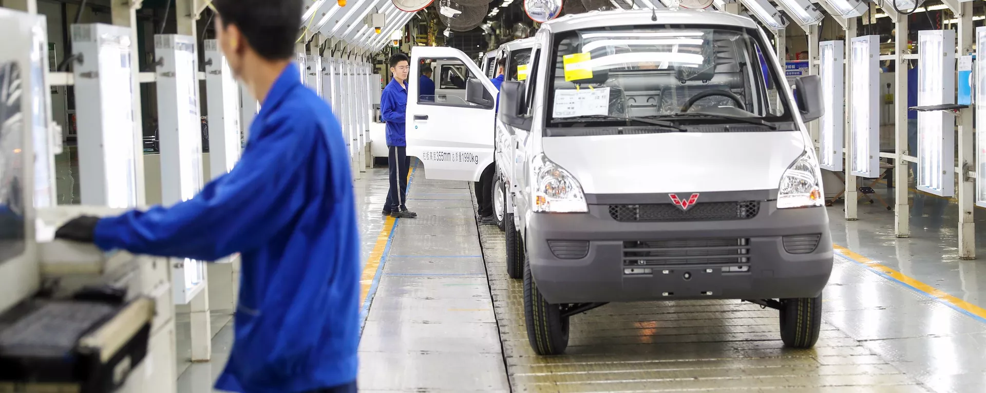 Vehículos salen de la línea de producción en la sucursal de SAIC-GM-Wuling Automobile en Qingdao, China, el 9 de mayo de 2024  - Sputnik Mundo, 1920, 02.02.2025