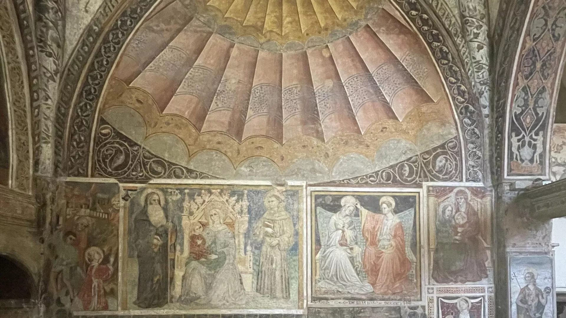 Pared derecha del ábside de la iglesia de San Antonio en Polesine, Ferrara, Italia - Sputnik Mundo, 1920, 02.02.2025