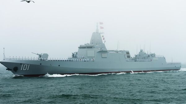 El nuevo destructor Nanchang del Proyecto 055 de la Armada china en un desfile naval internacional en Qingdao. El desfile se celebra con motivo del 70 aniversario de la Armada del Ejército Popular de Liberación de China. - Sputnik Mundo