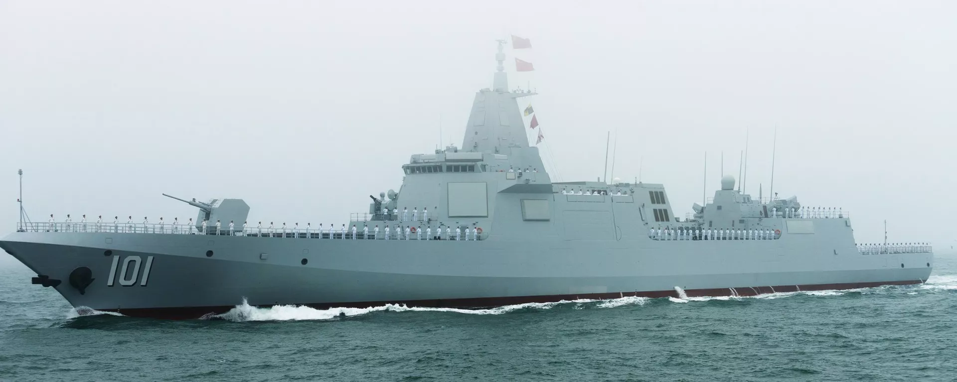 El nuevo destructor Nanchang Tipo 055 de la Armada china en un desfile naval internacional en Qingdao - Sputnik Mundo, 1920, 02.02.2025