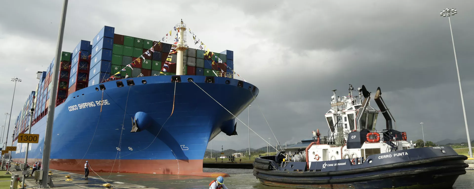 Un trabajador del Canal de Panamá atraca el portacontenedores chino Cosco en las esclusas de Cocolí de los Canales de Panamá, en Ciudad de Panamá, el 3 de diciembre de 2018. La iniciativa china Un Cinturón y Una Ruta ha construido centrales eléctricas, carreteras, ferrocarriles y puertos en todo el mundo y ha profundizado las relaciones de China con África, Asia, América Latina y Oriente Medio. - Sputnik Mundo, 1920, 14.03.2025