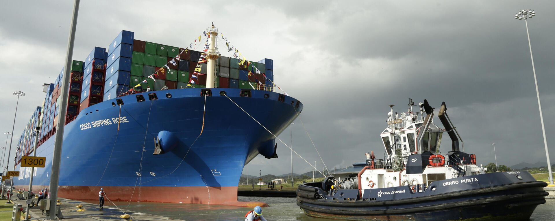 Un trabajador del Canal de Panamá atraca el portacontenedores chino Cosco en las esclusas de Cocolí de los Canales de Panamá, en Ciudad de Panamá, el 3 de diciembre de 2018. La iniciativa china Un Cinturón y Una Ruta ha construido centrales eléctricas, carreteras, ferrocarriles y puertos en todo el mundo y ha profundizado las relaciones de China con África, Asia, América Latina y Oriente Medio. - Sputnik Mundo, 1920, 14.03.2025