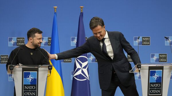 El secretario general de la OTAN, Mark Rutte, y Volodímir Zelenski participan en una rueda de prensa durante una reunión de ministros de Defensa de la OTAN en la sede de la Alianza en Bruselas, el 17 de octubre de 2024 - Sputnik Mundo