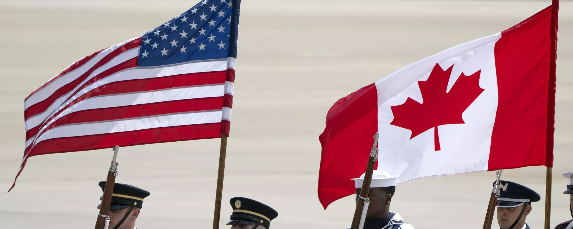 Las banderas de EEUU y Canadá durante un acto militar bilateral.  - Sputnik Mundo, 1920, 03.02.2025