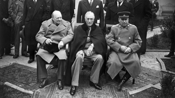 El ex primer ministro británico Winston Churchill, el expresidente estadounidense Franklin Delano Roosevelt y el entonces jefe de la URSS Iósif Stalin antes de una de las sesiones de la Conferencia de Yalta - Sputnik Mundo