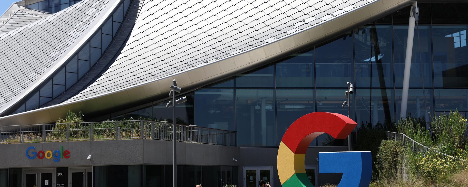 El logotipo de Google se muestra frente a la sede de la empresa durante el evento Made By Google el 13 de agosto de 2024 en Mountain View, California  - Sputnik Mundo, 1920, 04.02.2025