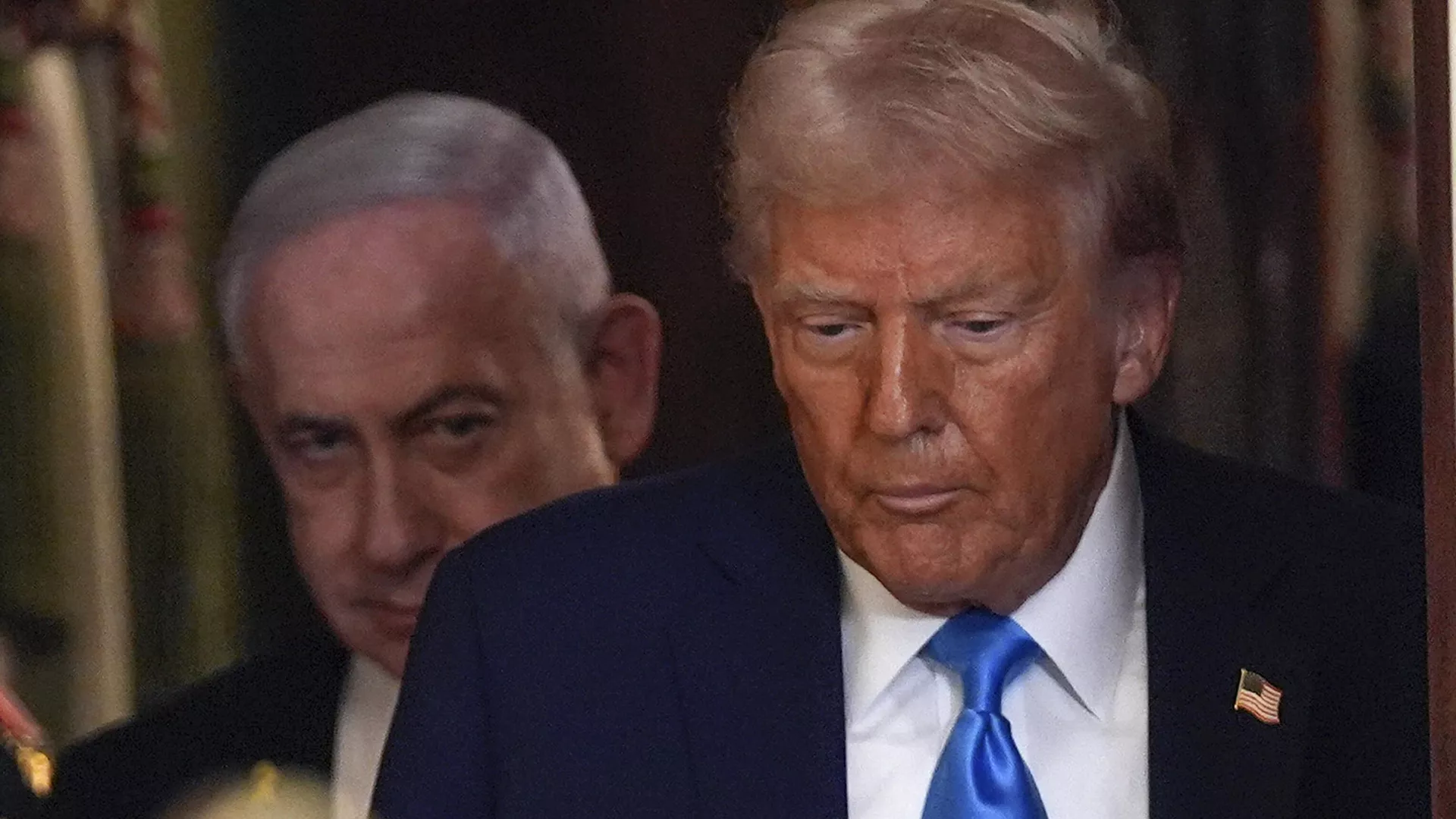 El primer ministro israelí Benjamín Netanyahu detrás de Donald Trump, mandatario de Estados Unidos - Sputnik Mundo, 1920, 01.10.2025