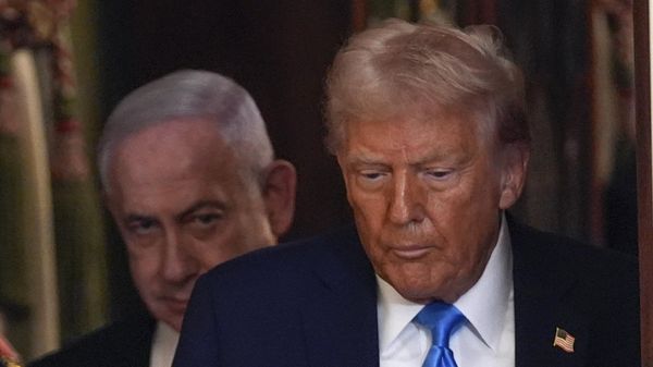 El primer ministro israelí, Benjamín Netanyahu, detrás de Donald Trump, mandatario estadounidense - Sputnik Mundo