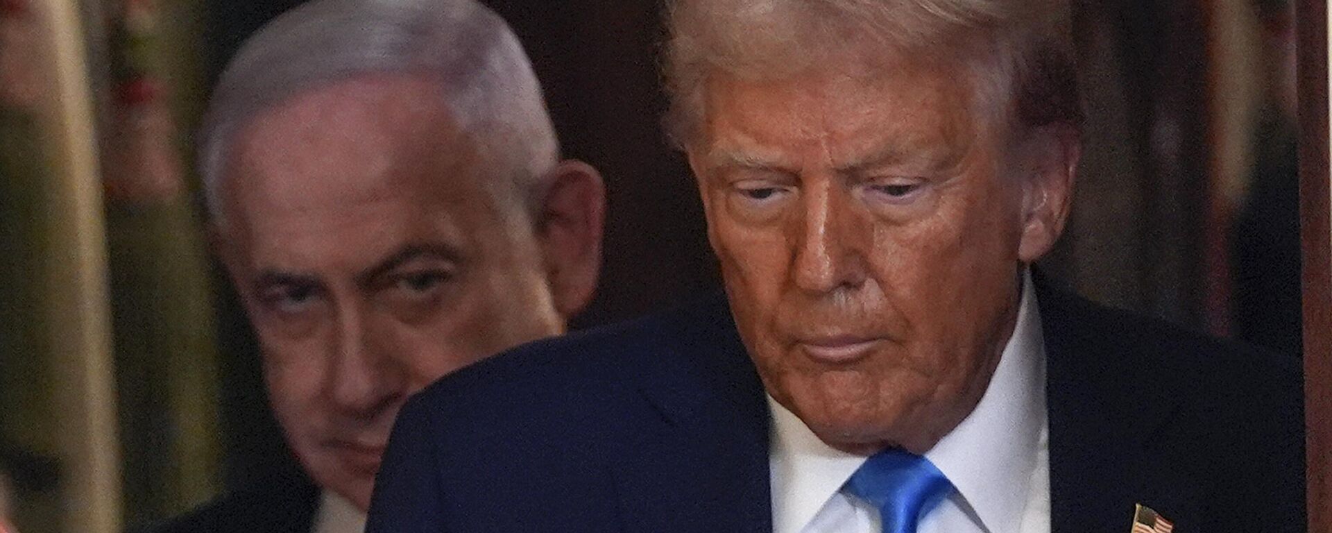 El primer ministro israelí, Benjamín Netanyahu, detrás de Donald Trump, mandatario estadounidense - Sputnik Mundo, 1920, 23.05.2026