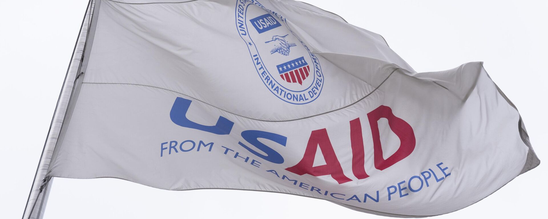 Una bandera con el logotipo de la Agencia de EEUU para el Desarrollo Internacional (USAID) - Sputnik Mundo, 1920, 13.02.2025
