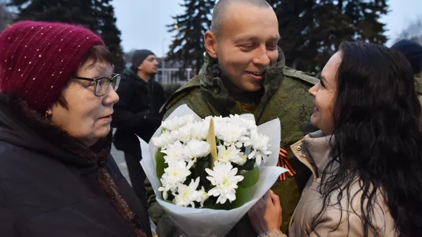 Un soldado ruso se reúne con sus familiares tras el canje de prisioneros de guerra entre Rusia y Ucrania  - Sputnik Mundo