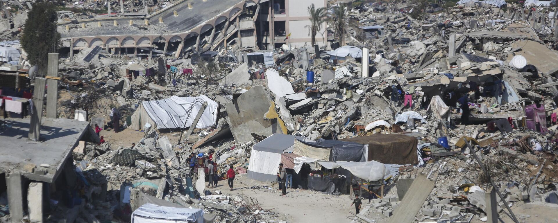 Palestinos viven en tiendas de campaña en medio de cientos de casas destruidas por Israel en la Franja de Gaza  - Sputnik Mundo, 1920, 05.02.2025