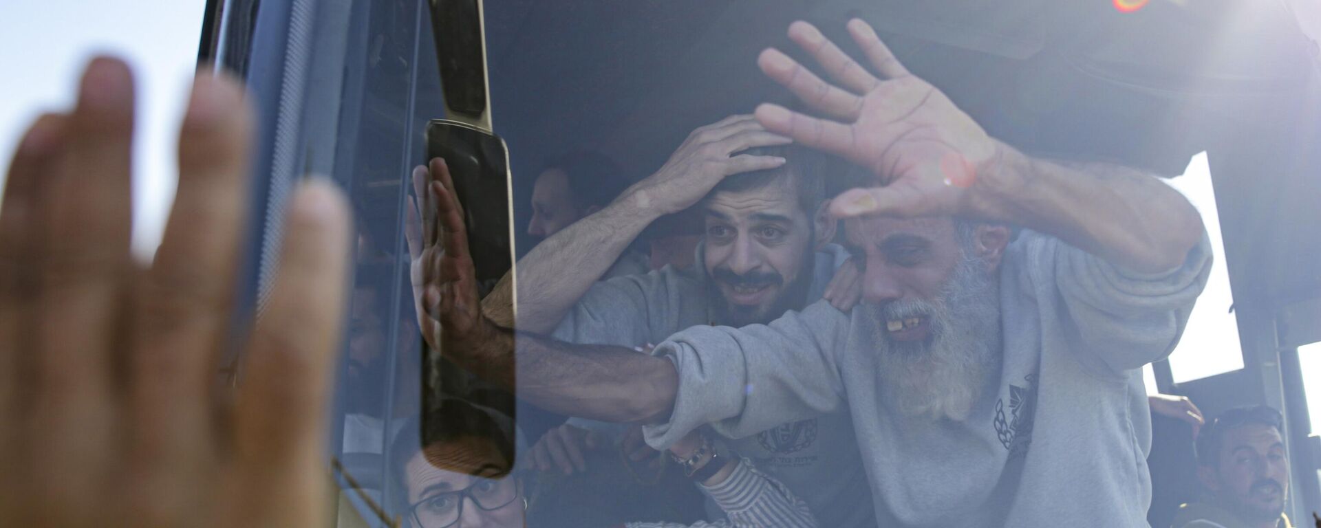 Palestinos liberados en un autobús a su llegada a la Franja de Gaza  - Sputnik Mundo, 1920, 22.02.2025