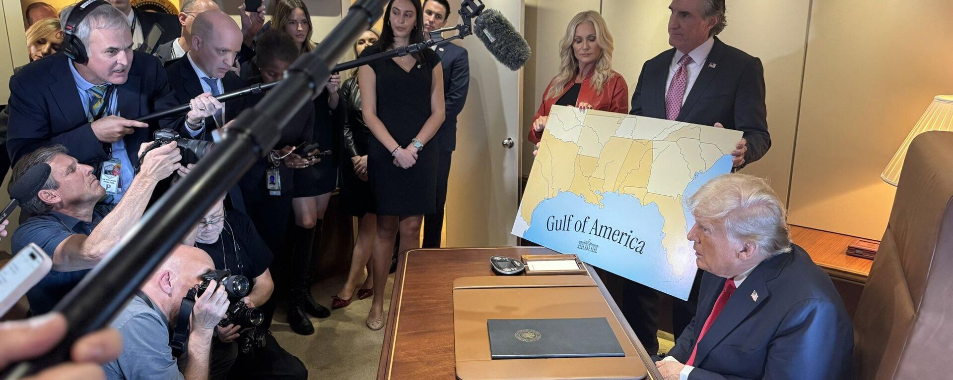 El presidente de EEUU, Donald Trump, anuncia el cambio de nombre del Golfo de México a Golfo de América - Sputnik Mundo, 1920, 10.02.2025