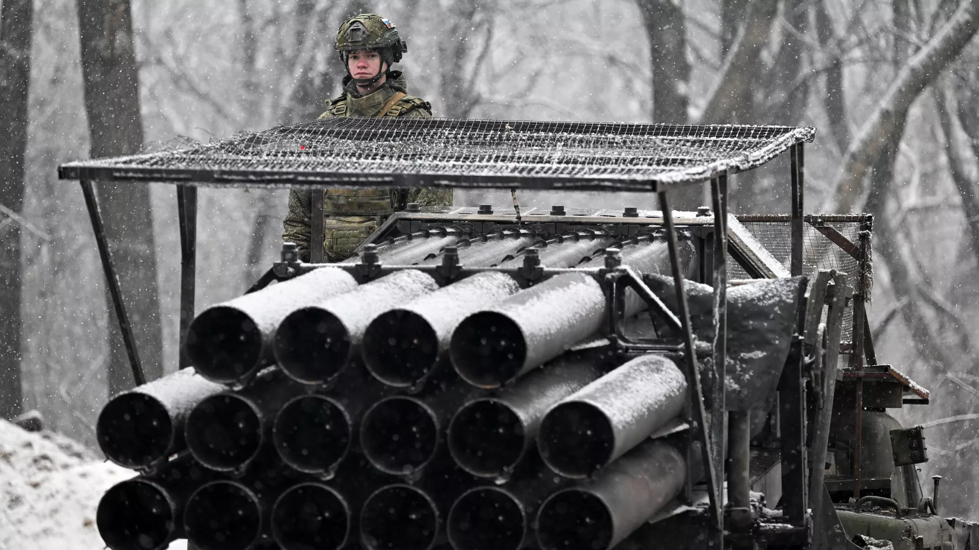 Soldado ruso cerca del sistema lanzacohetes múltiple Uragan en la zona de la operación militar especial en Ucrania