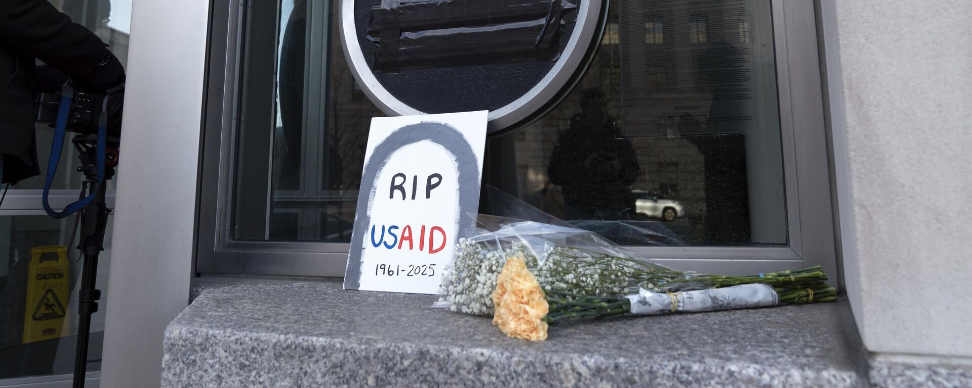 Manifestantes dejan un ramo de flores como símbolo de la posible muerte de la USAID - Sputnik Mundo, 1920, 11.02.2025