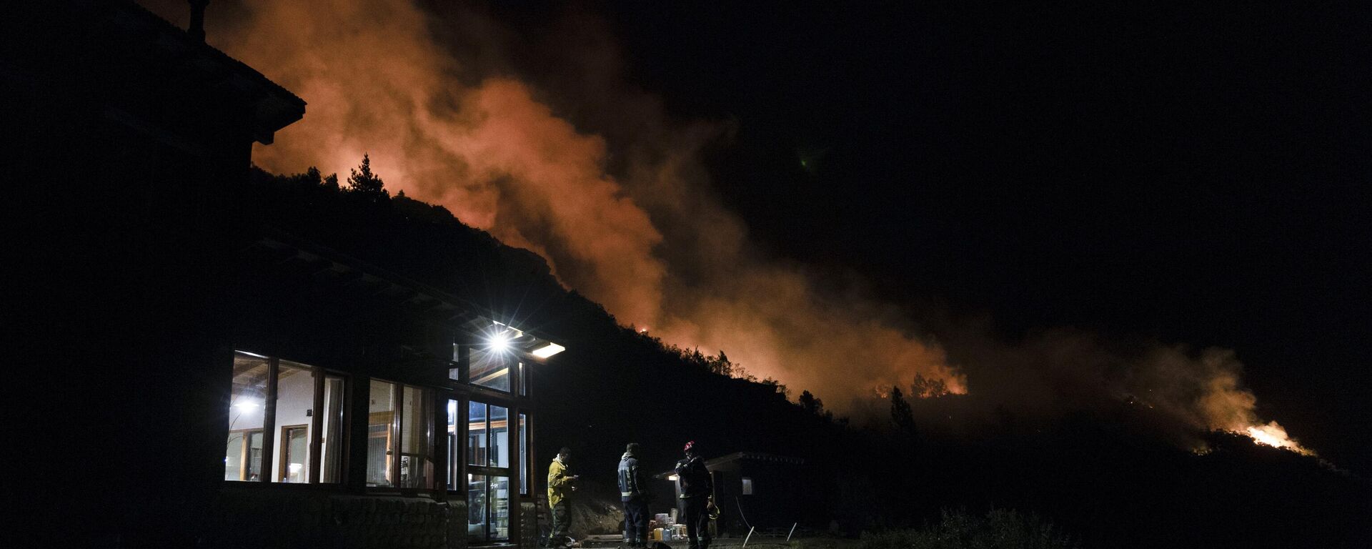 Un incendio arde detrás de una base de bomberos en Epuyen, en la región argentina de la Patagonia. - Sputnik Mundo, 1920, 11.02.2025