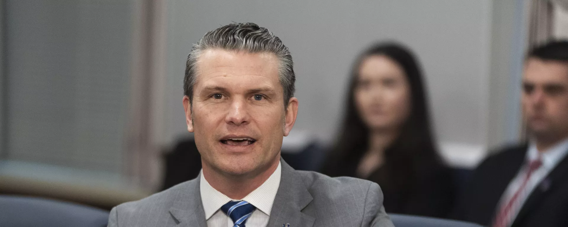 Pete Hegseth, secretario de Defensa de EEUU, responde a la pregunta de los periodistas antes del inicio de una reunión con el primer ministro israelí, el 5 de febrero de 2025, en Washington DC - Sputnik Mundo, 1920, 04.04.2025