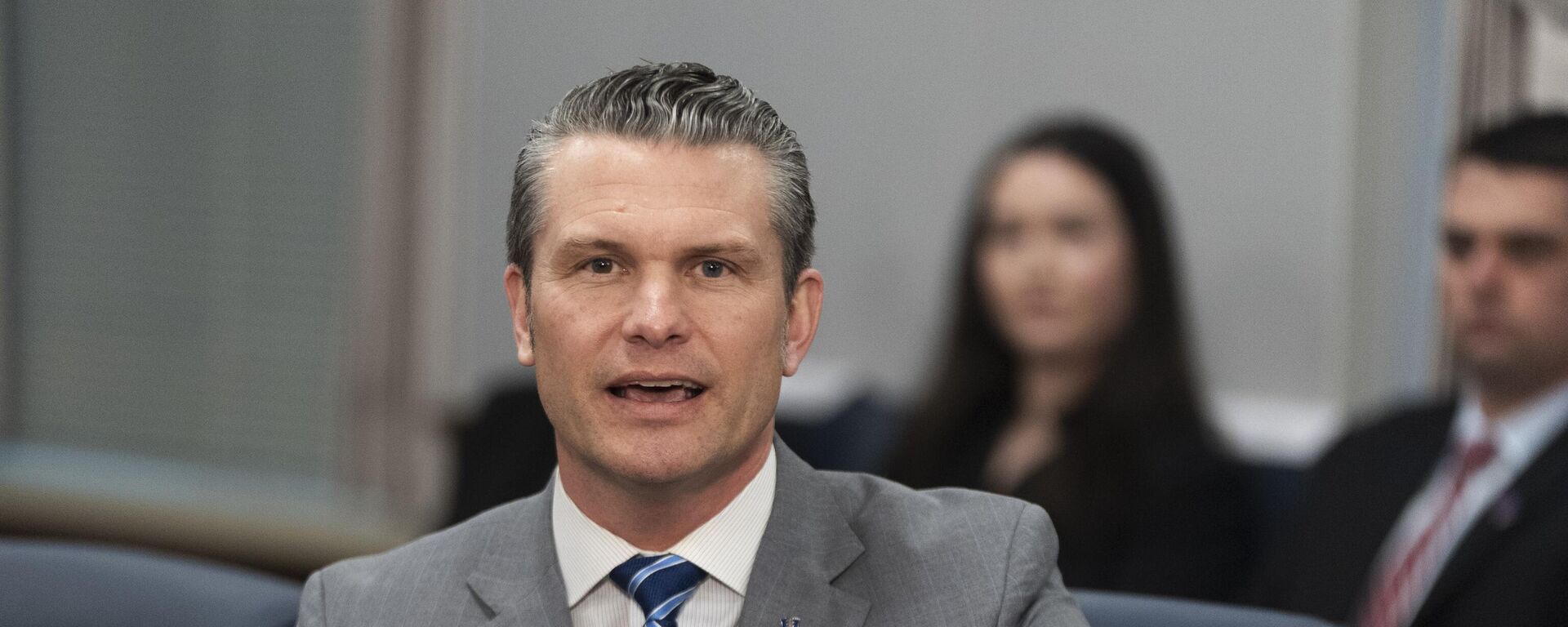 Pete Hegseth, secretario de Defensa de EEUU, responde a la pregunta de los periodistas antes del inicio de una reunión con el primer ministro israelí, el 5 de febrero de 2025, en Washington DC - Sputnik Mundo, 1920, 04.04.2025