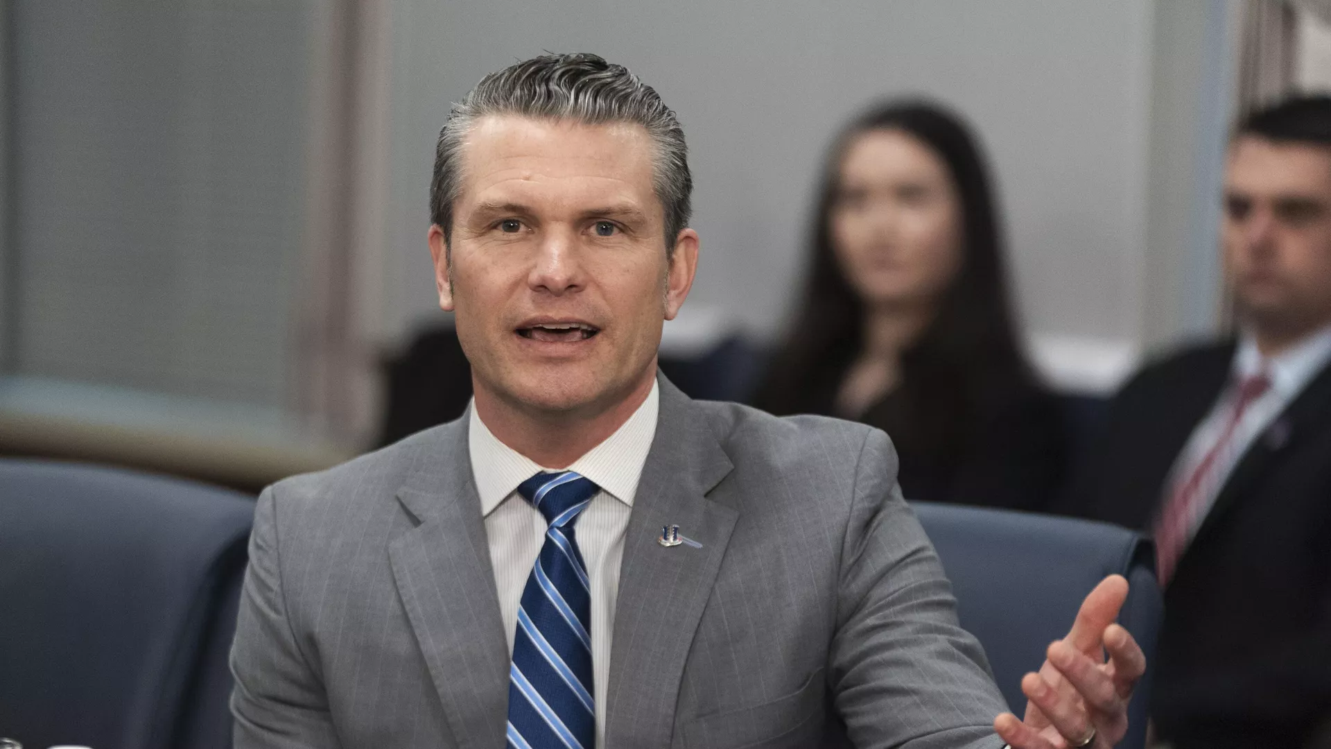 Pete Hegseth, secretario de Defensa de EEUU, responde a la pregunta de los periodistas antes del inicio de una reunión con el primer ministro israelí, el 5 de febrero de 2025, en Washington DC - Sputnik Mundo, 1920, 18.03.2025