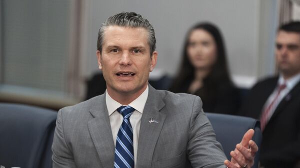 Pete Hegseth, secretario de Defensa de EEUU, responde a la pregunta de los periodistas antes del inicio de una reunión con el primer ministro israelí, el 5 de febrero de 2025, en Washington DC - Sputnik Mundo